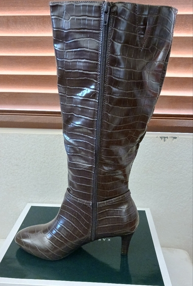 Karen Scott - Picture 3 of 6